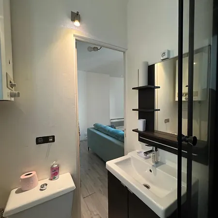 Private Room, Often Full Flat 14th Apartment